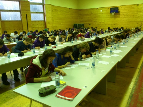 Mathematik-Test - die nichtrussischen Schüler in der Sporthalle